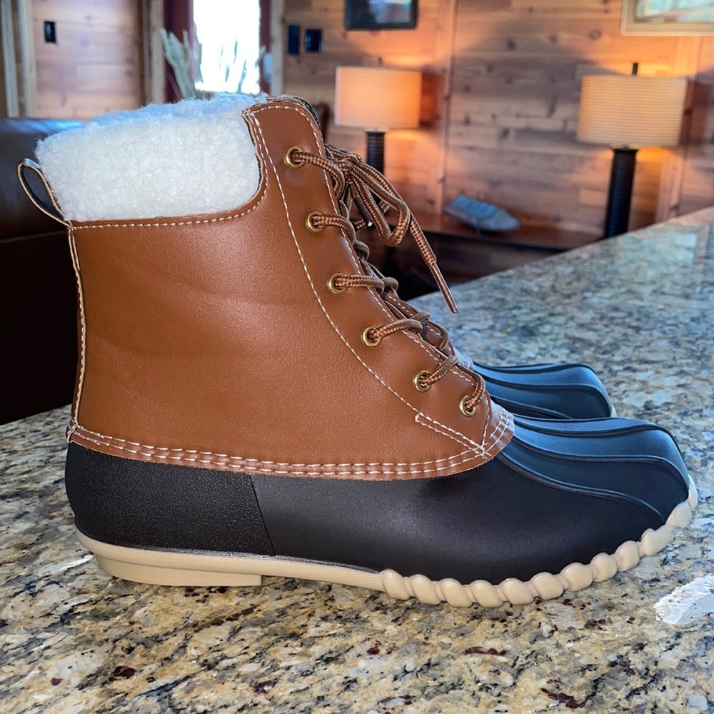 Duck Boots Saltwater Rubber Rain Boots
NEW - NEVER WORN